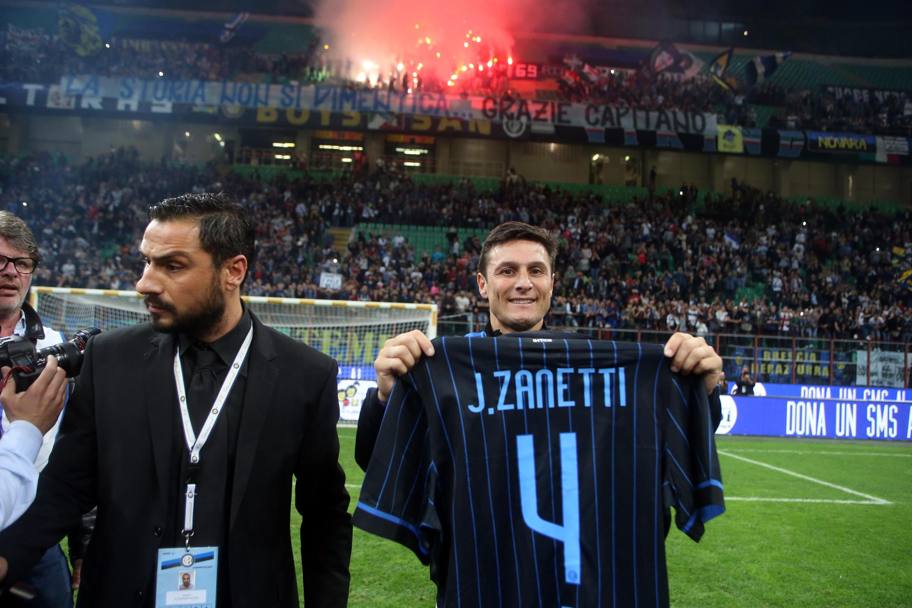 A fine partita la celebrazione per il ritiro della maglia n. 4 dell&#39;Inter: sarà per sempre di Javier Zanetti. Ansa